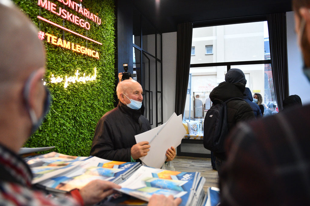 Legniccy fotoreporterzy rozdawali kalendarz miejski na 2022 rok