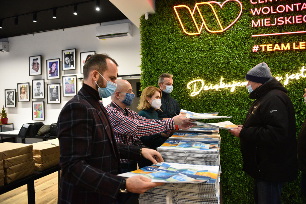 Legniccy fotoreporterzy rozdawali kalendarz miejski na 2022 rok