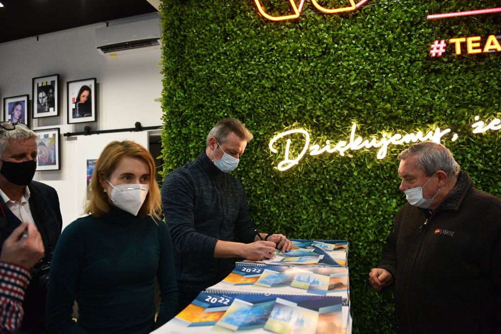 Legniccy fotoreporterzy rozdawali kalendarz miejski na 2022 rok