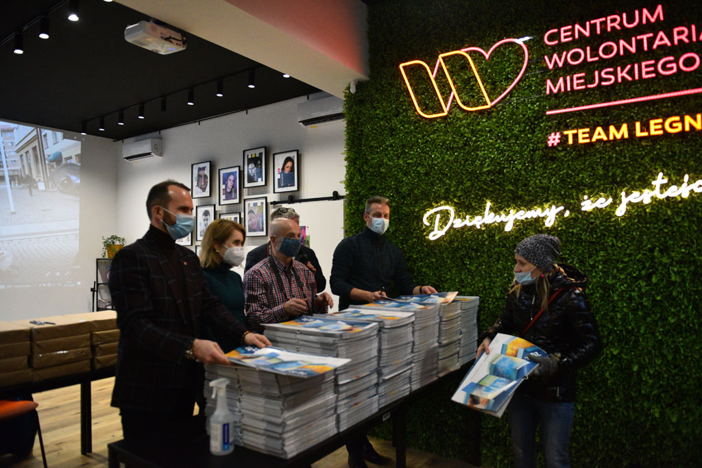 Legniccy fotoreporterzy rozdawali kalendarz miejski na 2022 rok