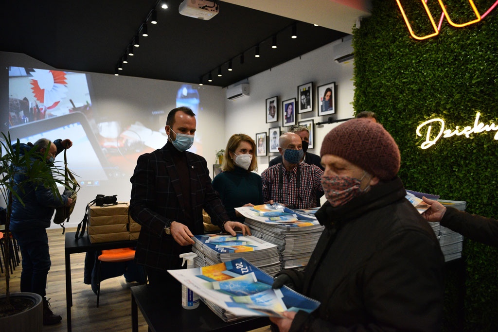 Legniccy fotoreporterzy rozdawali kalendarz miejski na 2022 rok