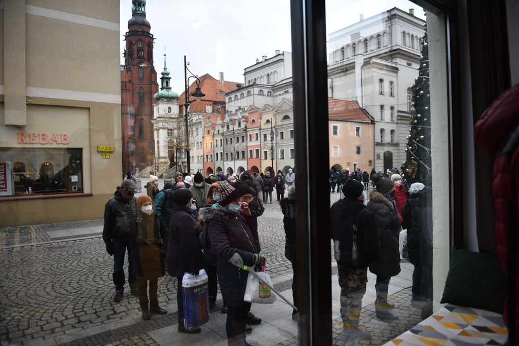Legniccy fotoreporterzy rozdawali kalendarz miejski na 2022 rok