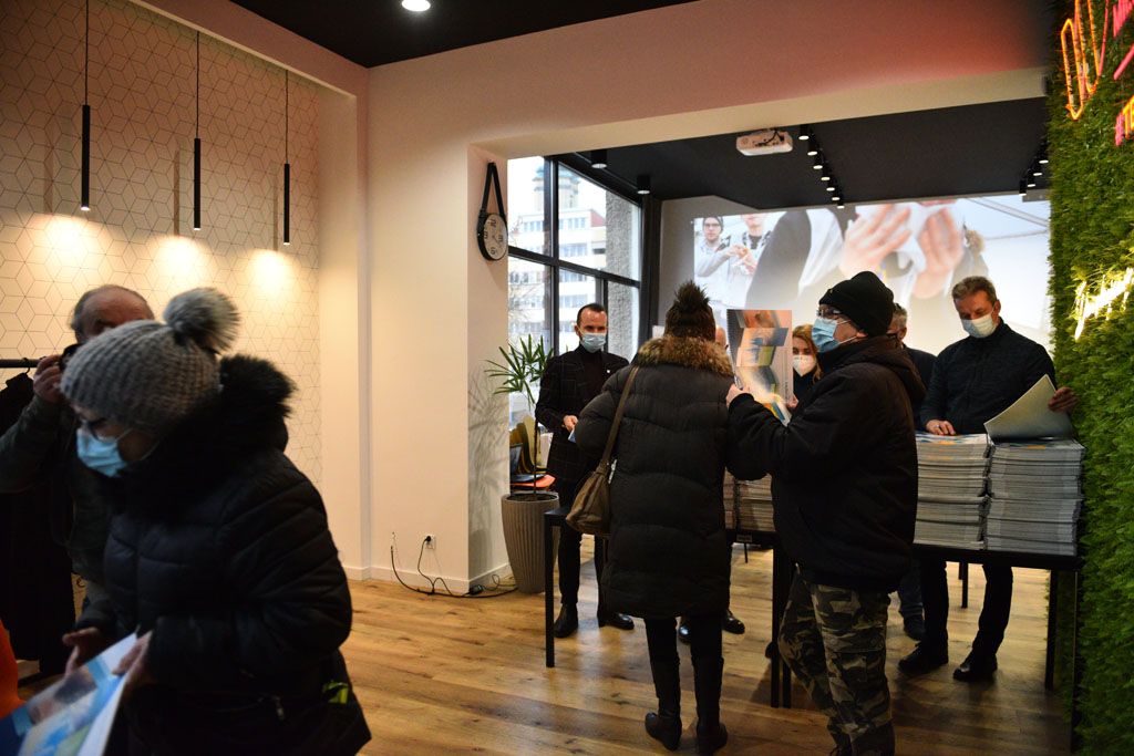 Legniccy fotoreporterzy rozdawali kalendarz miejski na 2022 rok