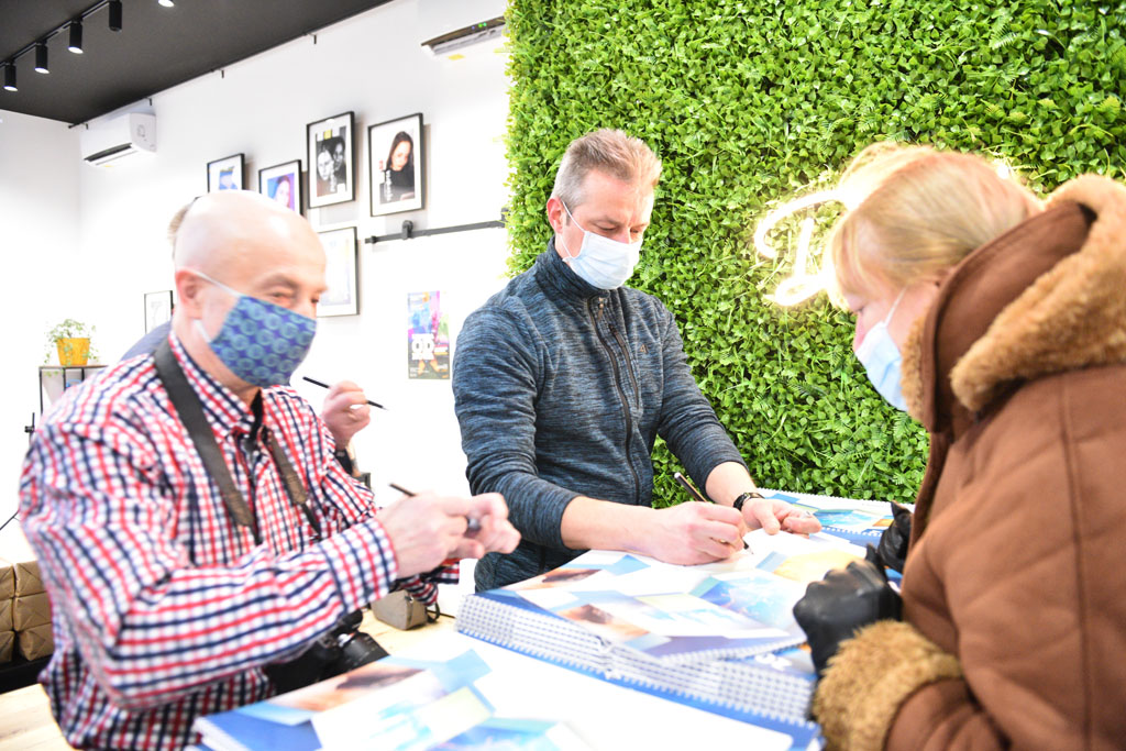 Legniccy fotoreporterzy rozdawali kalendarz miejski na 2022 rok