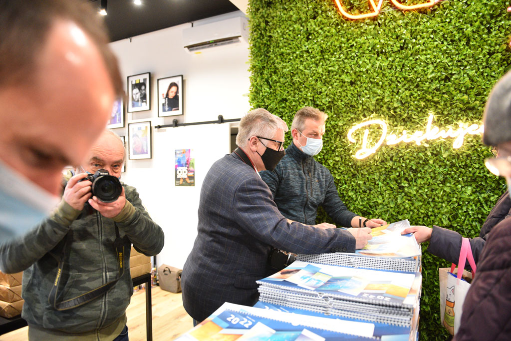 Legniccy fotoreporterzy rozdawali kalendarz miejski na 2022 rok