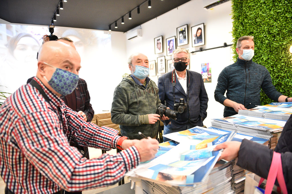 Legniccy fotoreporterzy rozdawali kalendarz miejski na 2022 rok