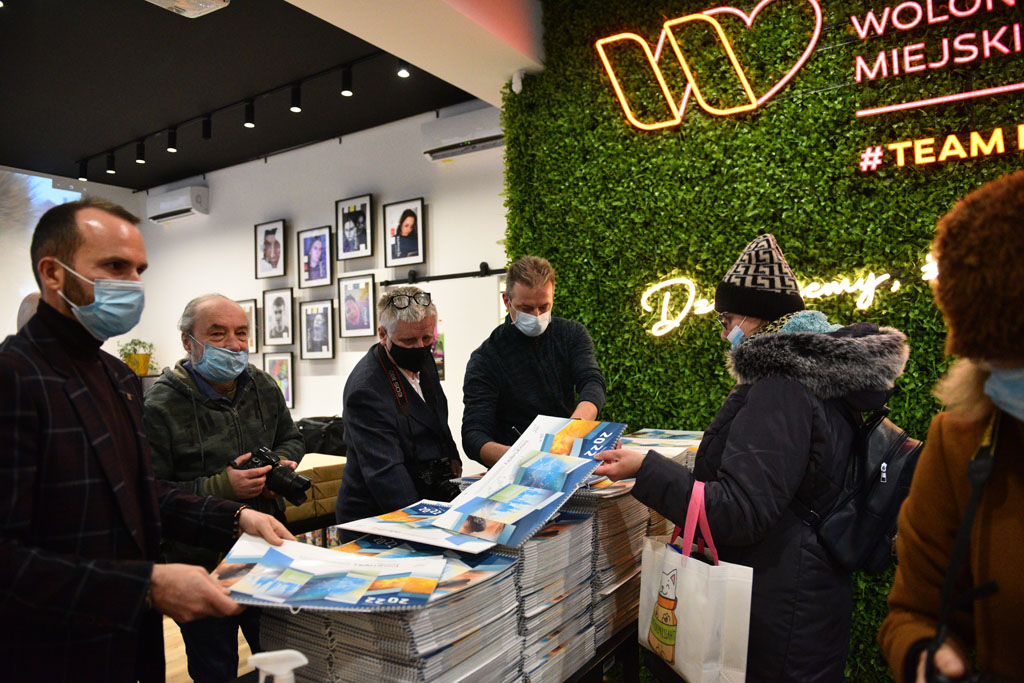 Legniccy fotoreporterzy rozdawali kalendarz miejski na 2022 rok