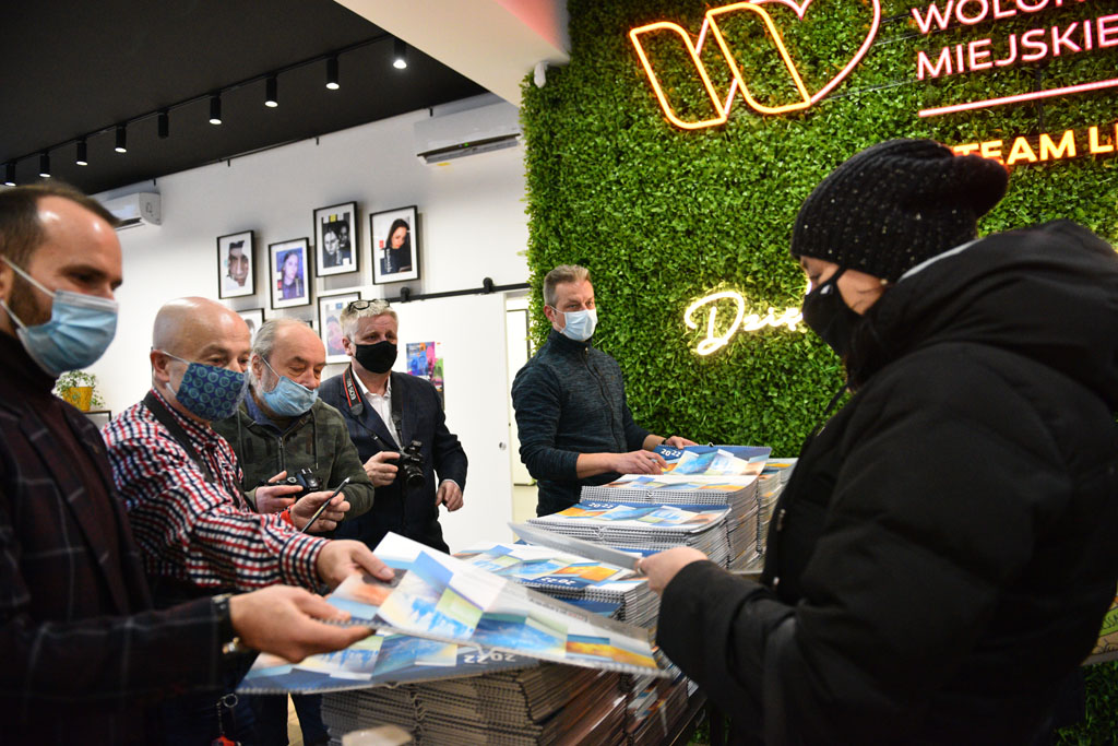 Legniccy fotoreporterzy rozdawali kalendarz miejski na 2022 rok