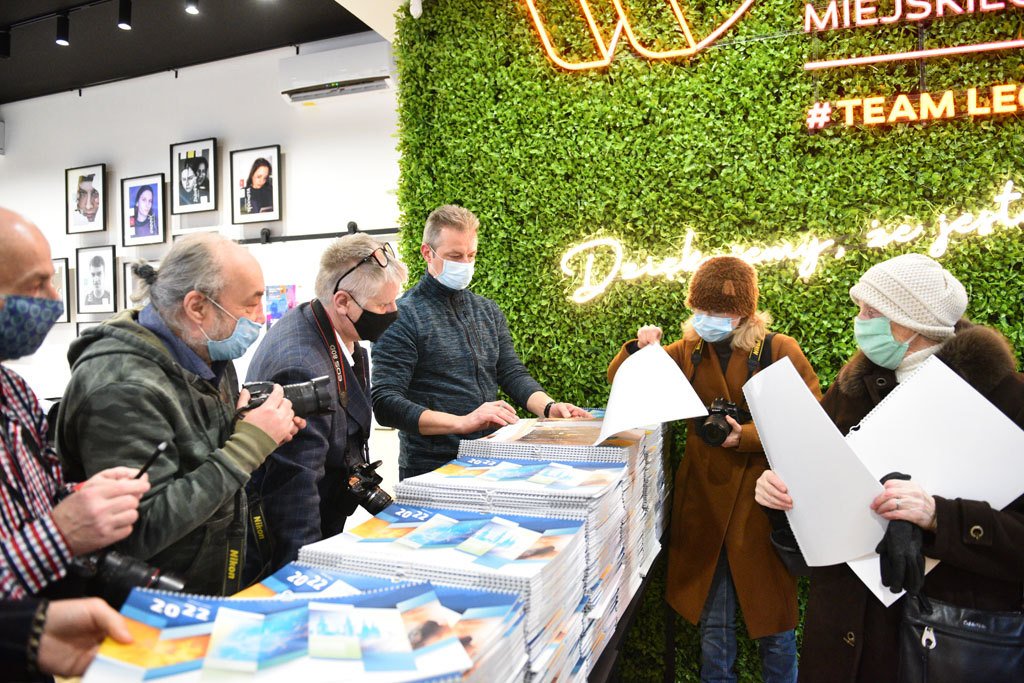 Legniccy fotoreporterzy rozdawali kalendarz miejski na 2022 rok