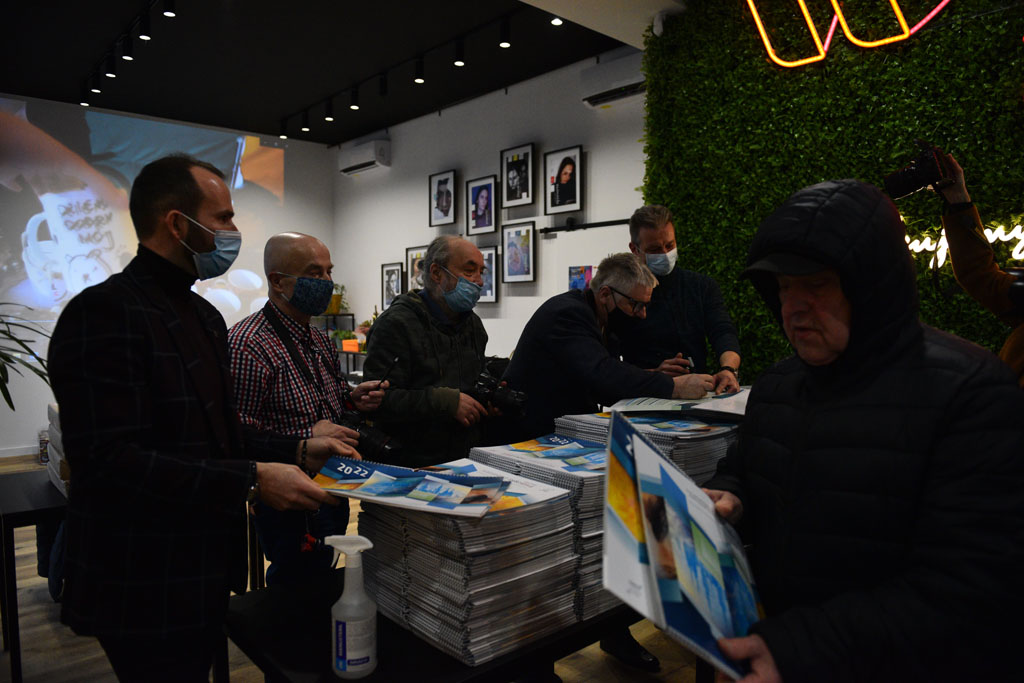 Legniccy fotoreporterzy rozdawali kalendarz miejski na 2022 rok