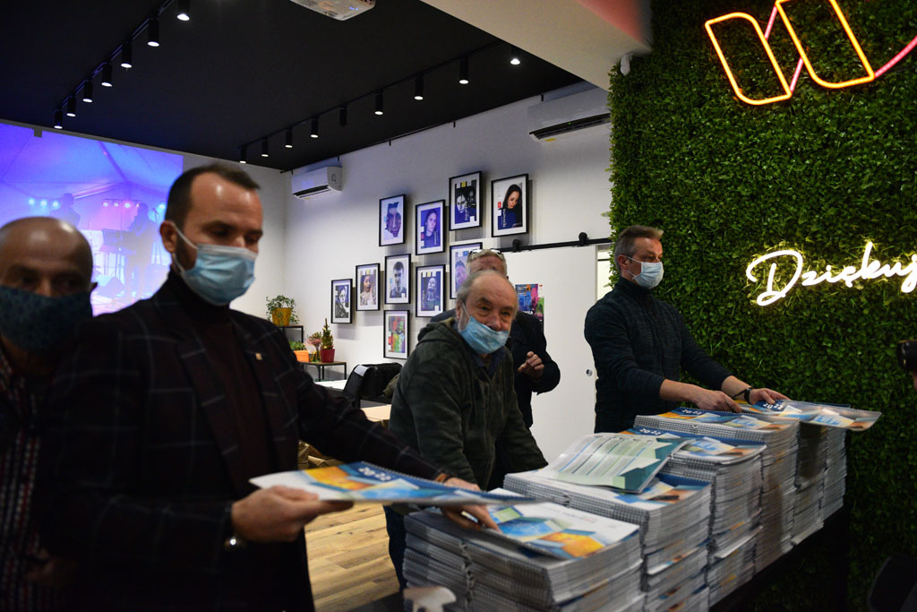 Legniccy fotoreporterzy rozdawali kalendarz miejski na 2022 rok