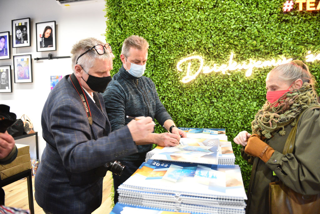 Legniccy fotoreporterzy rozdawali kalendarz miejski na 2022 rok