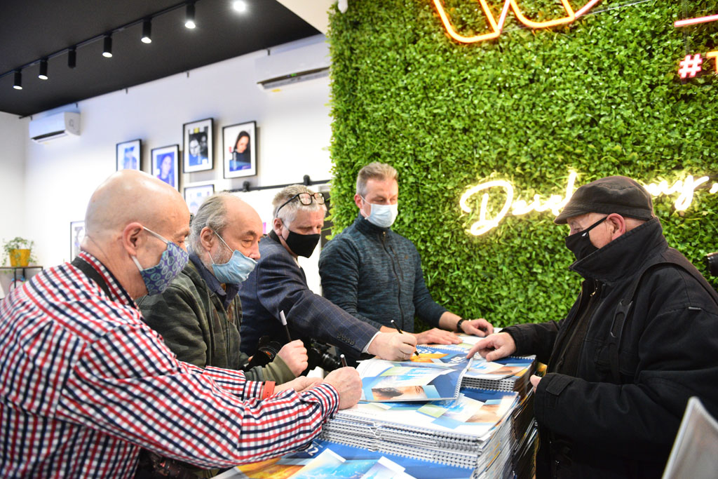 Legniccy fotoreporterzy rozdawali kalendarz miejski na 2022 rok