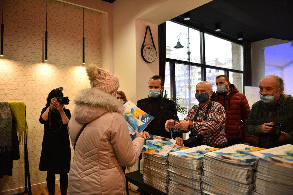 Legniccy fotoreporterzy rozdawali kalendarz miejski na 2022 rok