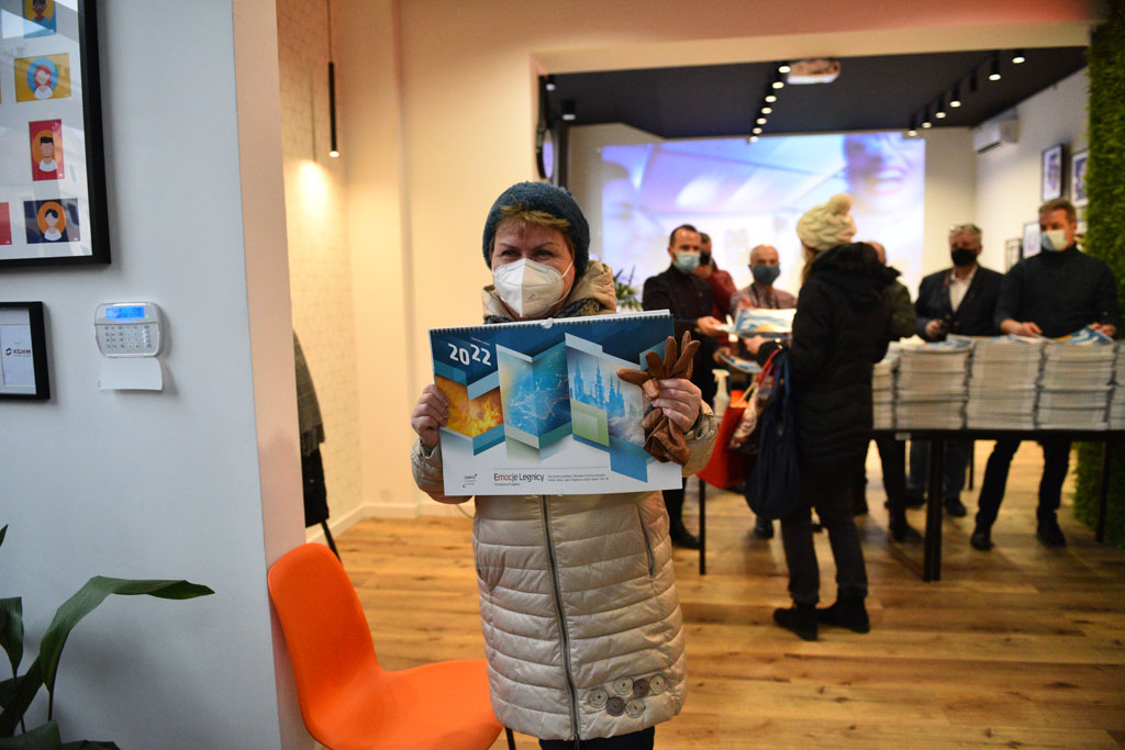Legniccy fotoreporterzy rozdawali kalendarz miejski na 2022 rok