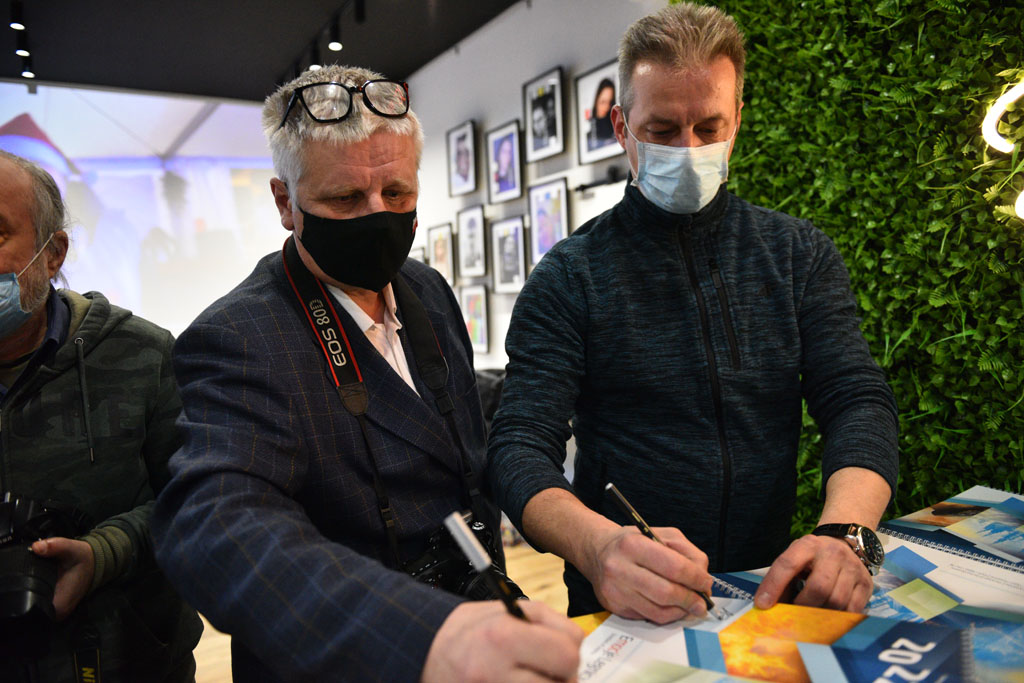 Legniccy fotoreporterzy rozdawali kalendarz miejski na 2022 rok