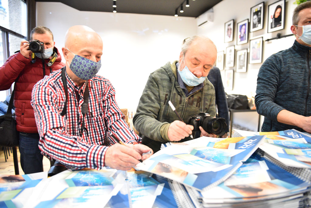 Legniccy fotoreporterzy rozdawali kalendarz miejski na 2022 rok