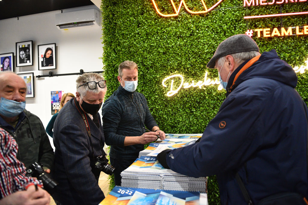 Legniccy fotoreporterzy rozdawali kalendarz miejski na 2022 rok