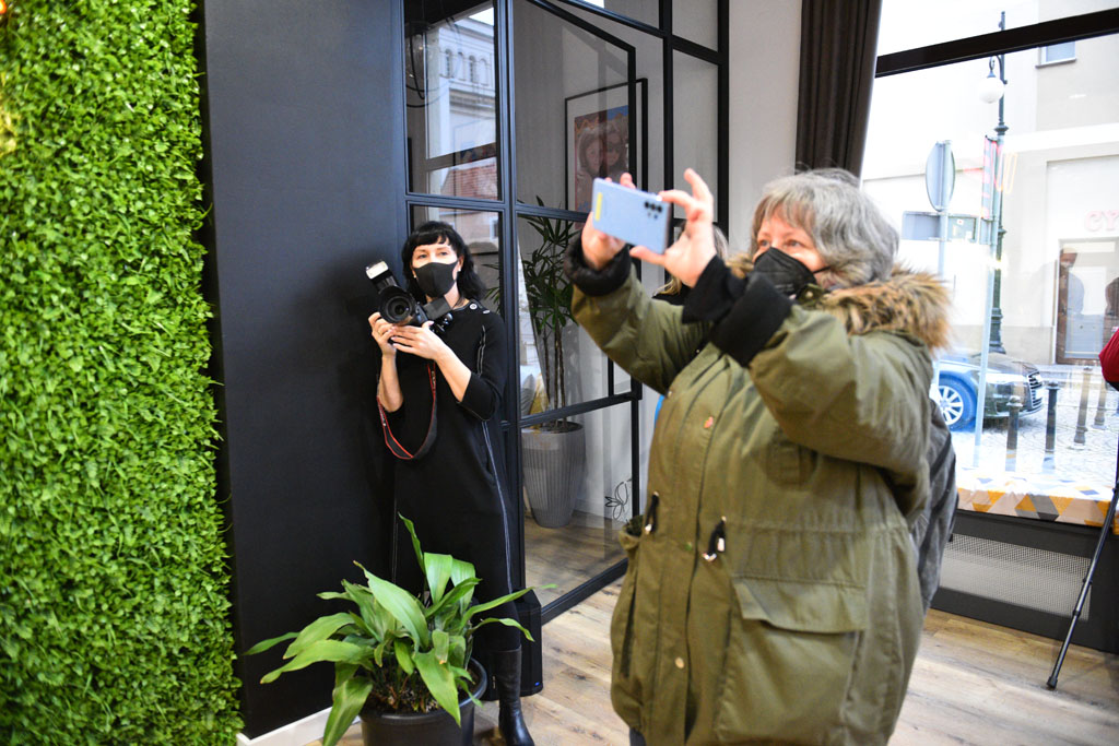 Legniccy fotoreporterzy rozdawali kalendarz miejski na 2022 rok