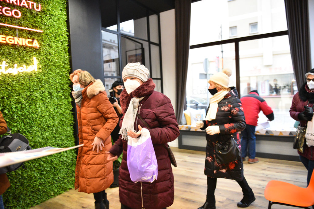 Legniccy fotoreporterzy rozdawali kalendarz miejski na 2022 rok