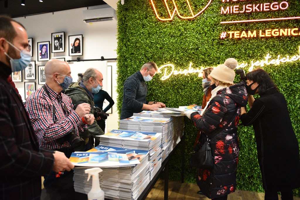 Legniccy fotoreporterzy rozdawali kalendarz miejski na 2022 rok