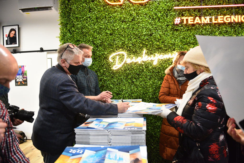 Legniccy fotoreporterzy rozdawali kalendarz miejski na 2022 rok