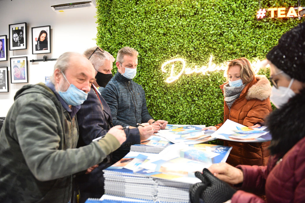 Legniccy fotoreporterzy rozdawali kalendarz miejski na 2022 rok