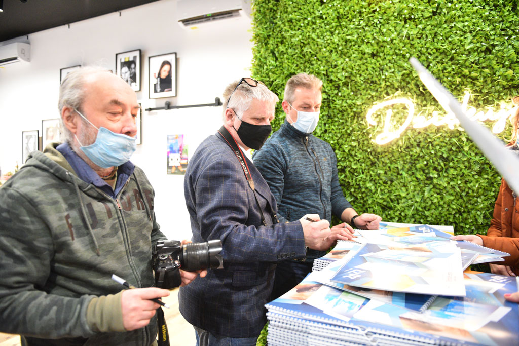 Legniccy fotoreporterzy rozdawali kalendarz miejski na 2022 rok