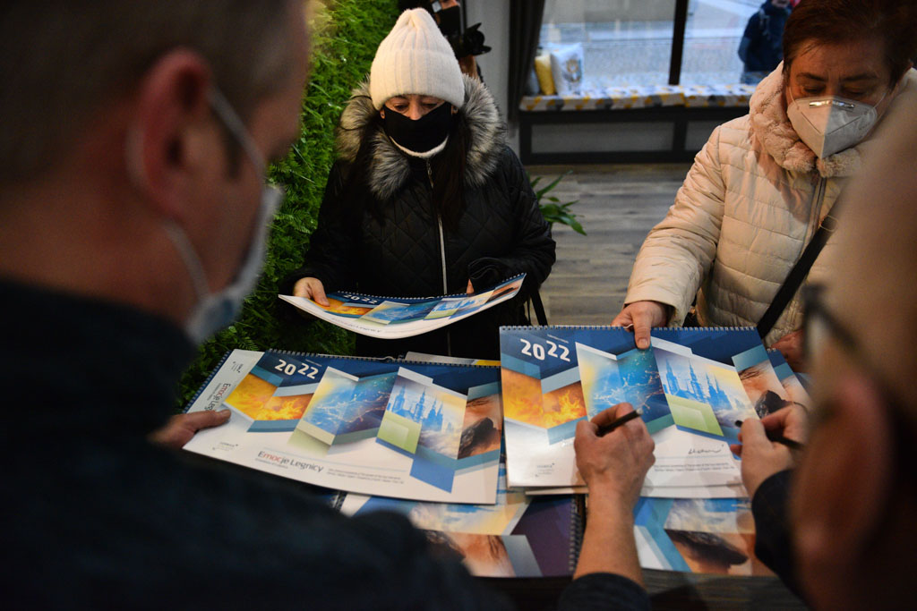 Legniccy fotoreporterzy rozdawali kalendarz miejski na 2022 rok