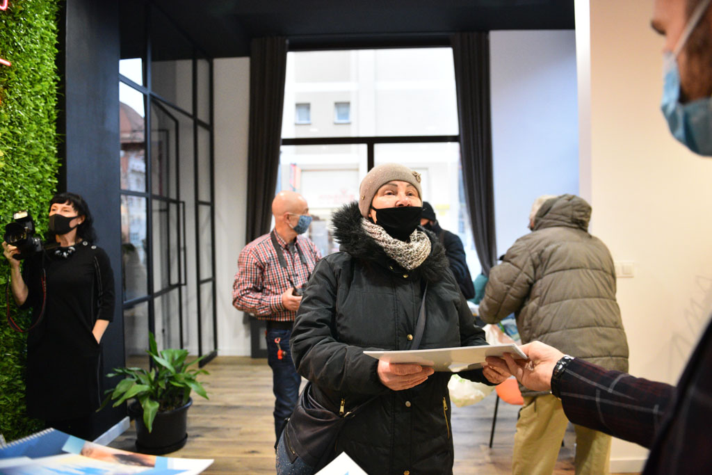 Legniccy fotoreporterzy rozdawali kalendarz miejski na 2022 rok