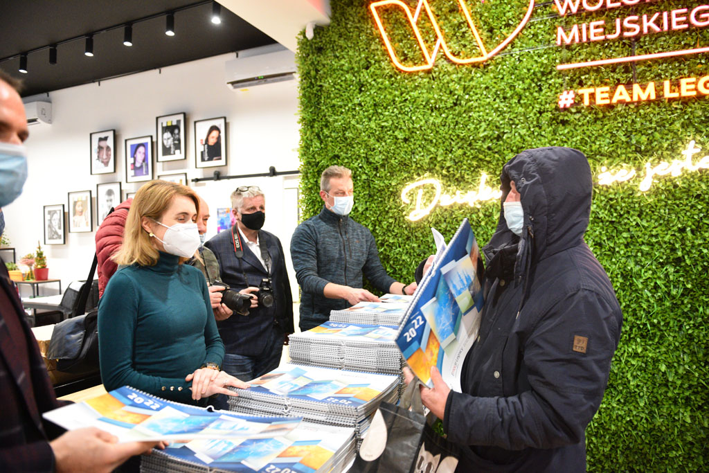 Legniccy fotoreporterzy rozdawali kalendarz miejski na 2022 rok