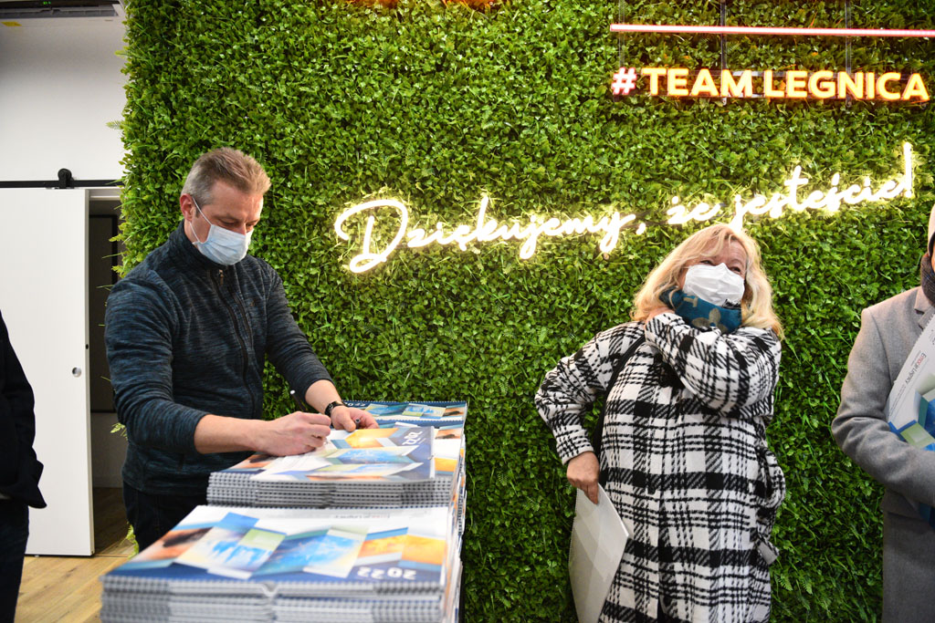 Legniccy fotoreporterzy rozdawali kalendarz miejski na 2022 rok
