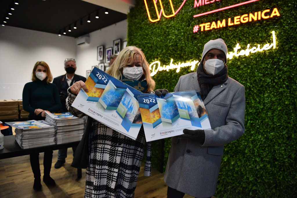 Legniccy fotoreporterzy rozdawali kalendarz miejski na 2022 rok