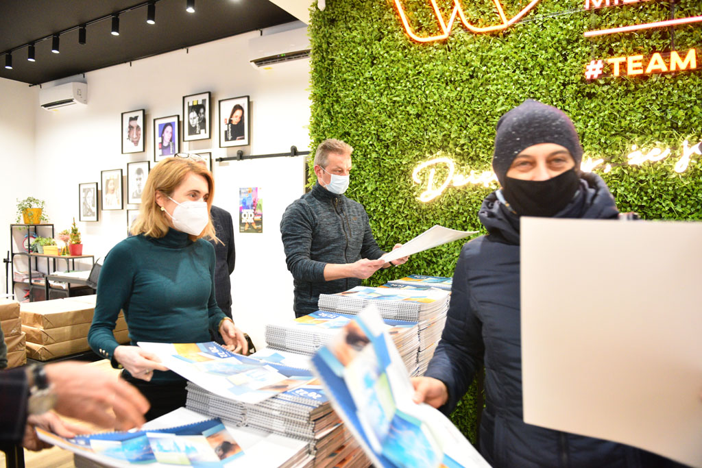 Legniccy fotoreporterzy rozdawali kalendarz miejski na 2022 rok