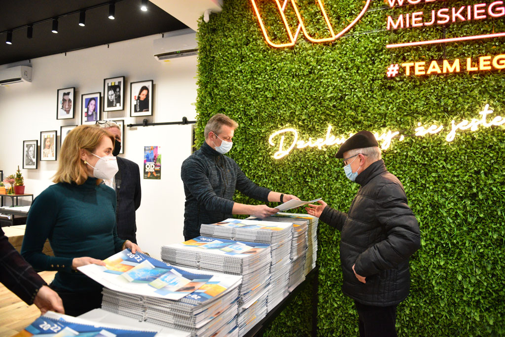 Legniccy fotoreporterzy rozdawali kalendarz miejski na 2022 rok
