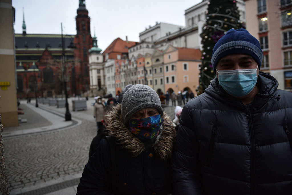 Legniccy fotoreporterzy rozdawali kalendarz miejski na 2022 rok