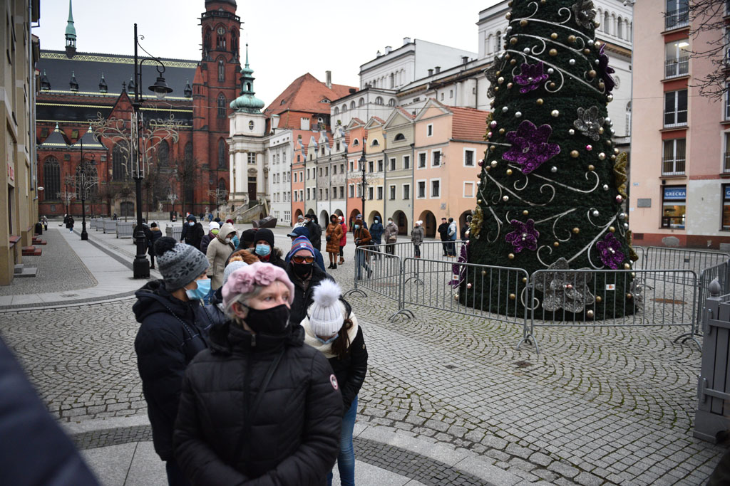 Legniccy fotoreporterzy rozdawali kalendarz miejski na 2022 rok