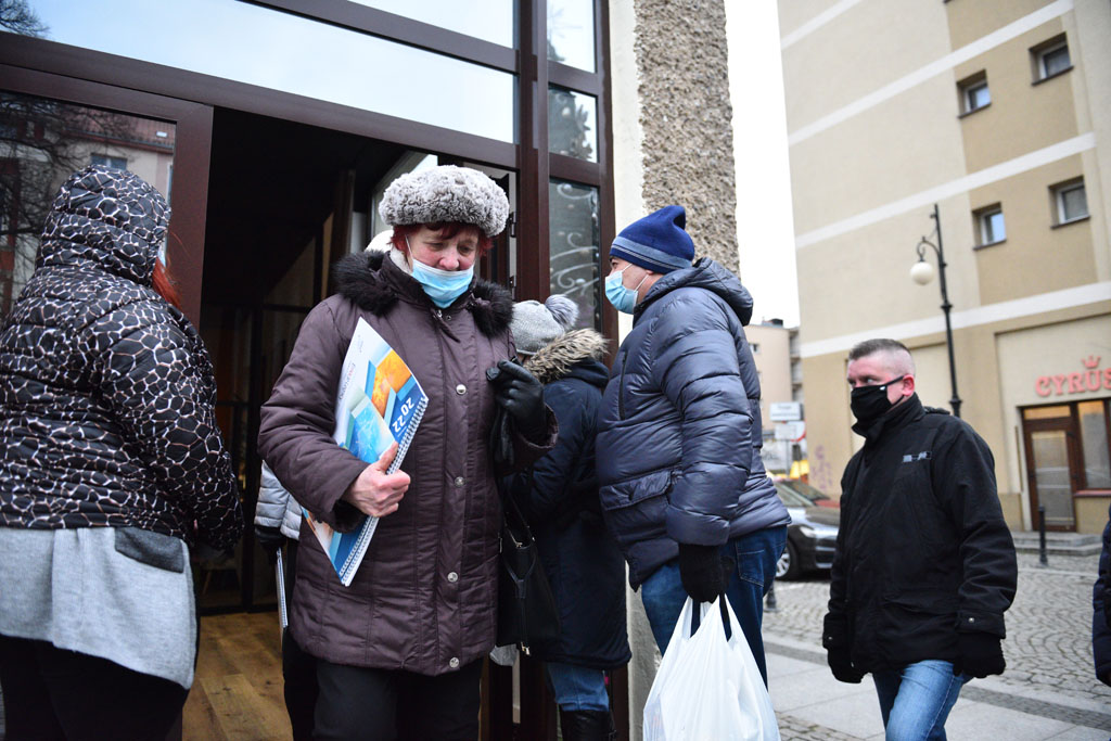 Legniccy fotoreporterzy rozdawali kalendarz miejski na 2022 rok