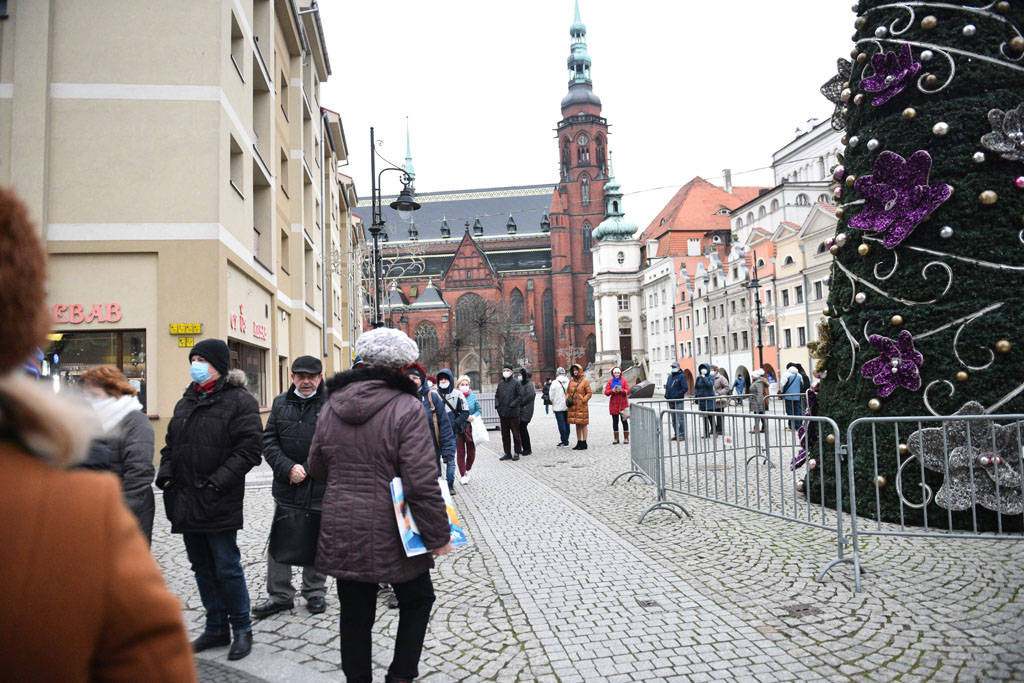 Legniccy fotoreporterzy rozdawali kalendarz miejski na 2022 rok