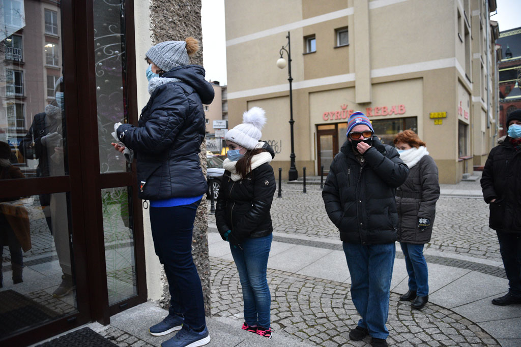 Legniccy fotoreporterzy rozdawali kalendarz miejski na 2022 rok