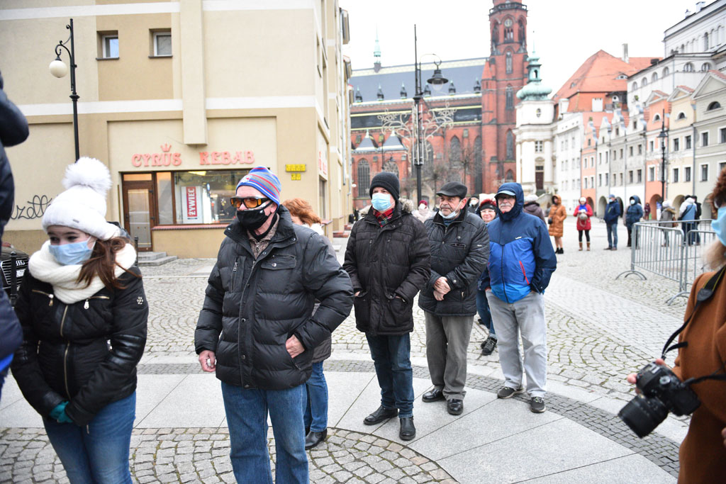 Legniccy fotoreporterzy rozdawali kalendarz miejski na 2022 rok