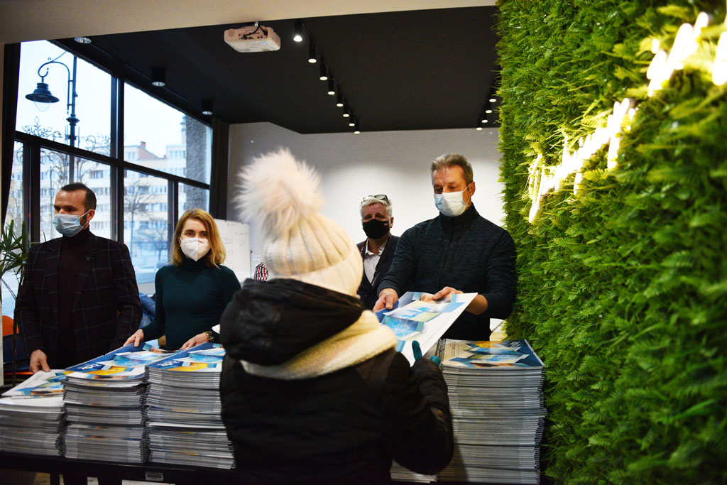 Legniccy fotoreporterzy rozdawali kalendarz miejski na 2022 rok