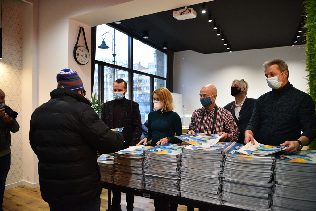 Legniccy fotoreporterzy rozdawali kalendarz miejski na 2022 rok