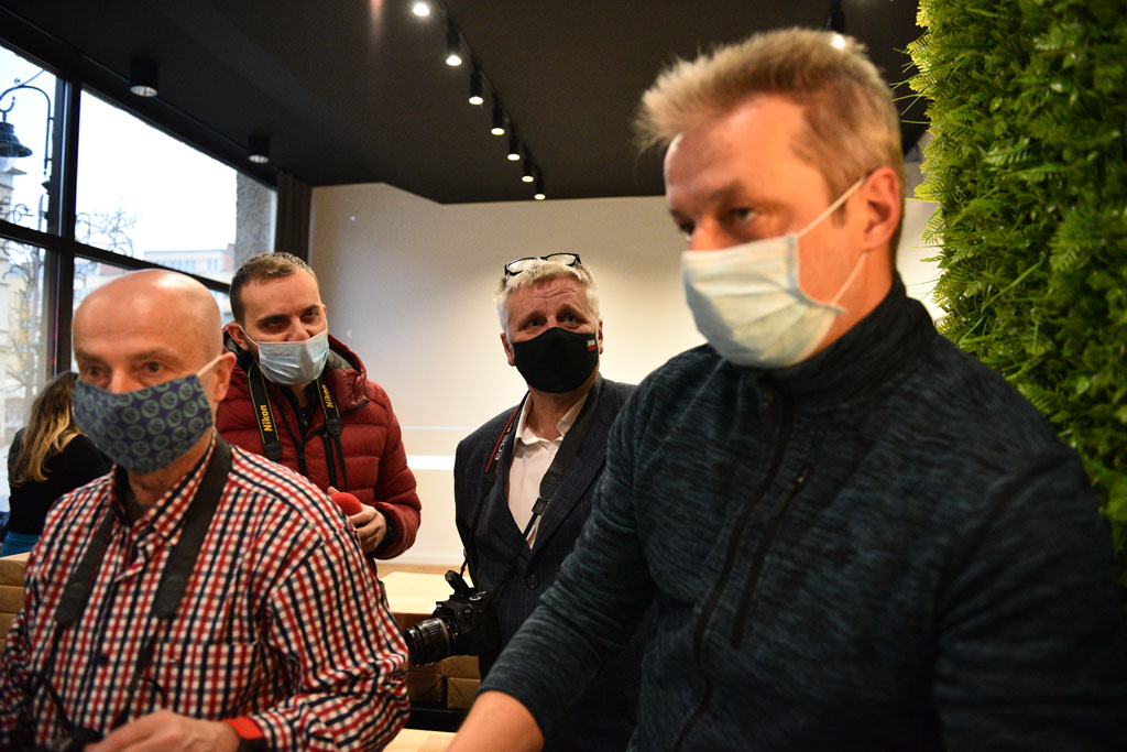 Legniccy fotoreporterzy rozdawali kalendarz miejski na 2022 rok