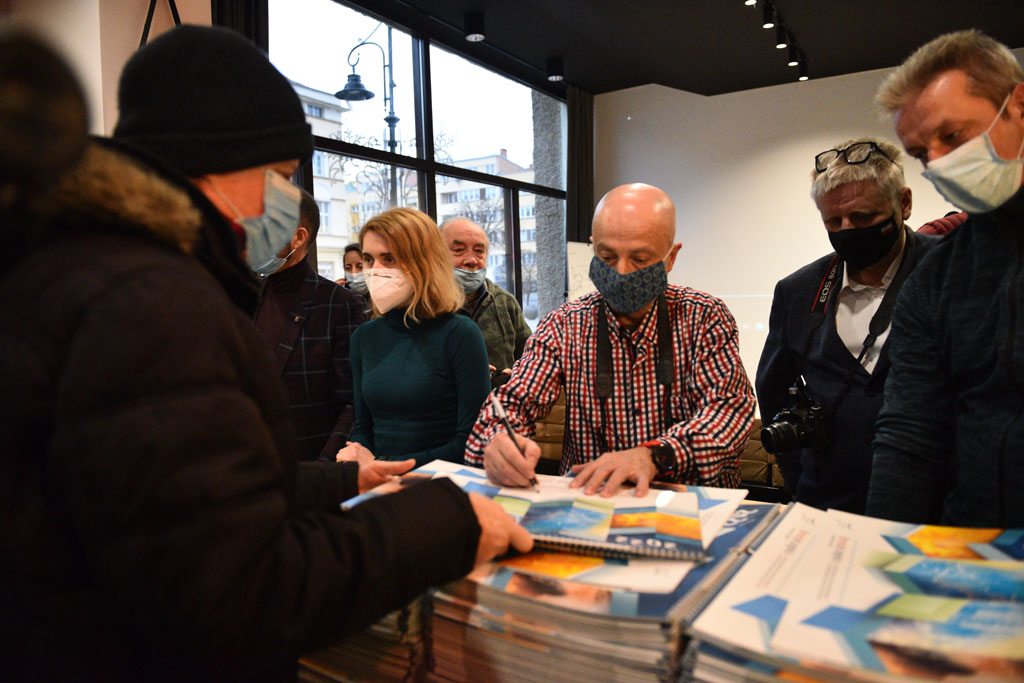 Legniccy fotoreporterzy rozdawali kalendarz miejski na 2022 rok