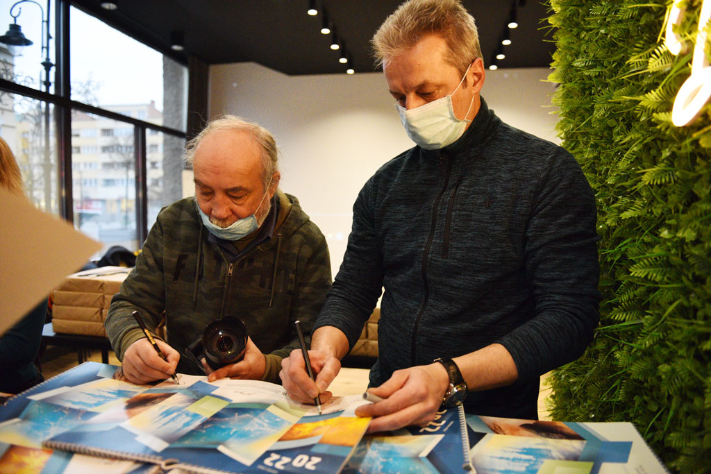 Legniccy fotoreporterzy rozdawali kalendarz miejski na 2022 rok