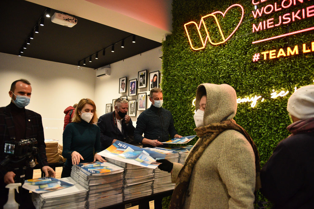 Legniccy fotoreporterzy rozdawali kalendarz miejski na 2022 rok