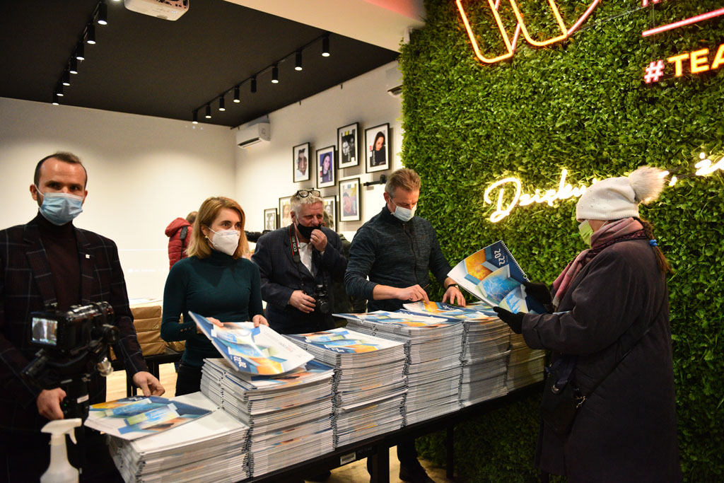 Legniccy fotoreporterzy rozdawali kalendarz miejski na 2022 rok