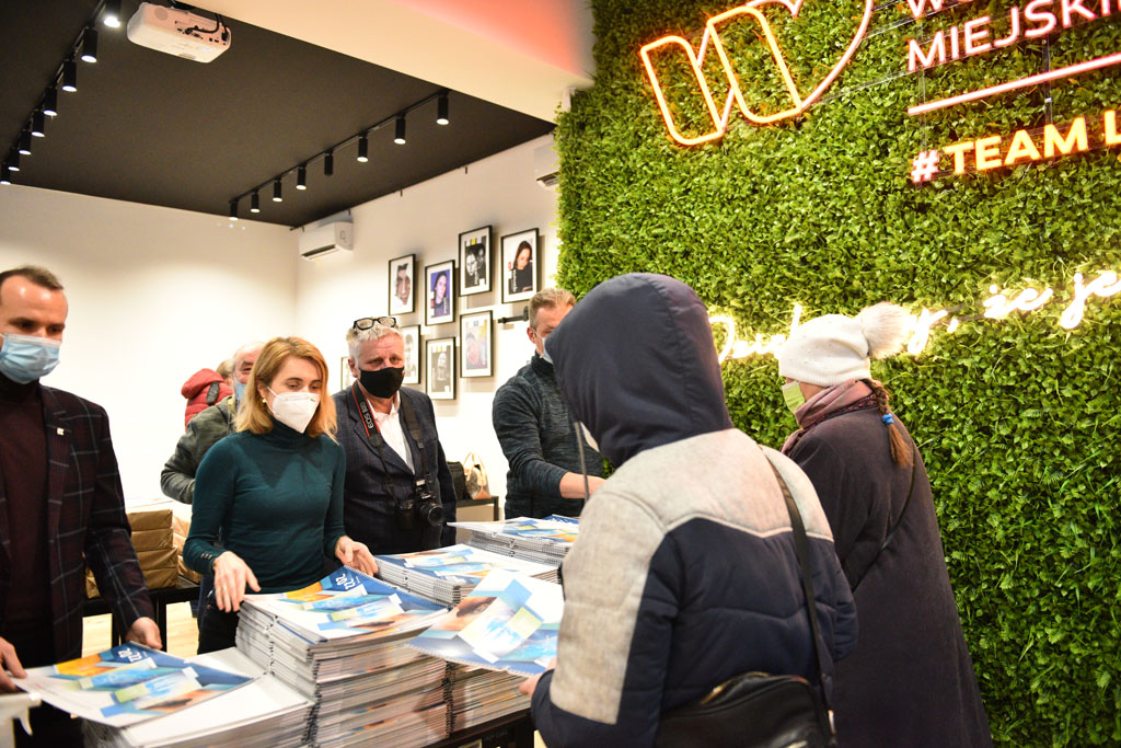 Legniccy fotoreporterzy rozdawali kalendarz miejski na 2022 rok