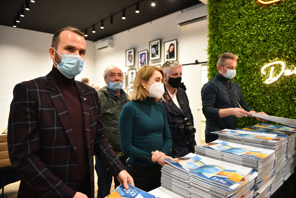 Legniccy fotoreporterzy rozdawali kalendarz miejski na 2022 rok